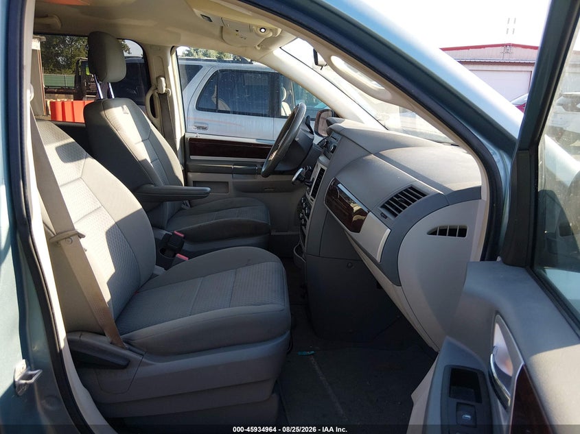 CHRYSLER TOWN & COUNTRY 2010 VIN 2A4RR5D15AR392455