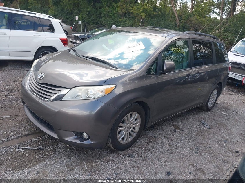 2016 Toyota Sienna, Right Side, IAAI, VIN 5TDYK3DC2GS692112 — photo 2
