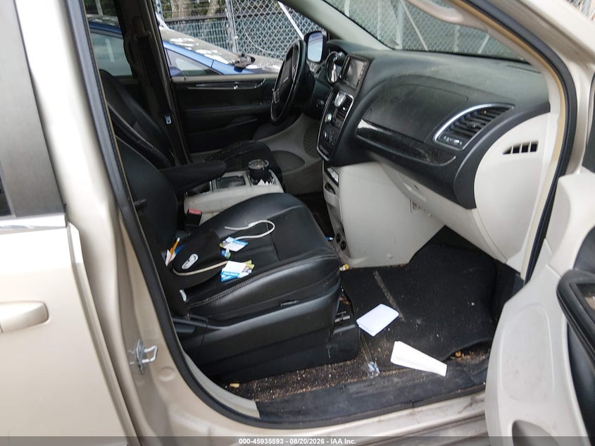 2014 CHRYSLER TOWN & COUNTRY auction photo 5