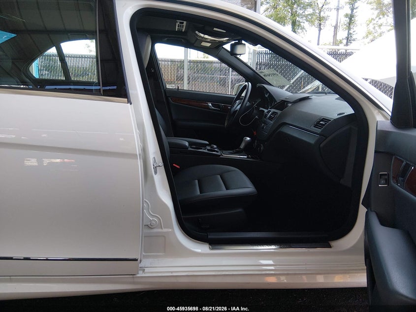 MERCEDES-BENZ C 300 2011 VIN WDDGF8BB7BR150704