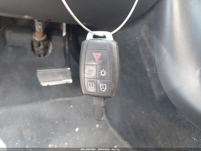 VOLVO C70 2011 VIN YV1672MC7BJ114249