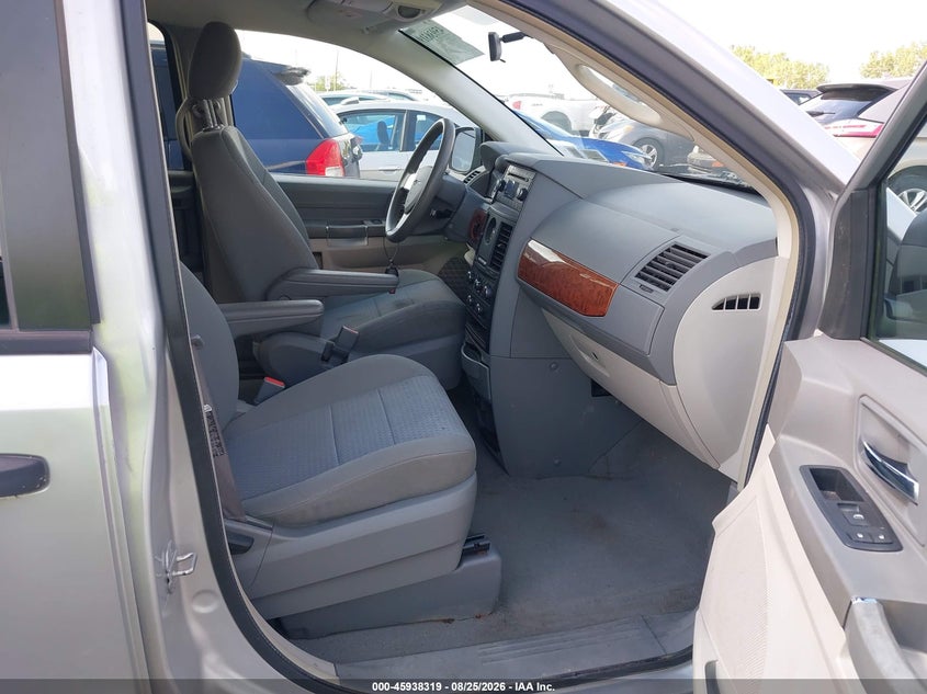 2008 CHRYSLER TOWN & COUNTRY auction photo 5