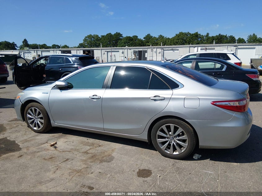 TOYOTA CAMRY HYBRID - zdjęcie 14