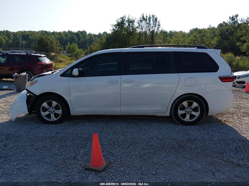 TOYOTA SIENNA - zdjęcie 14