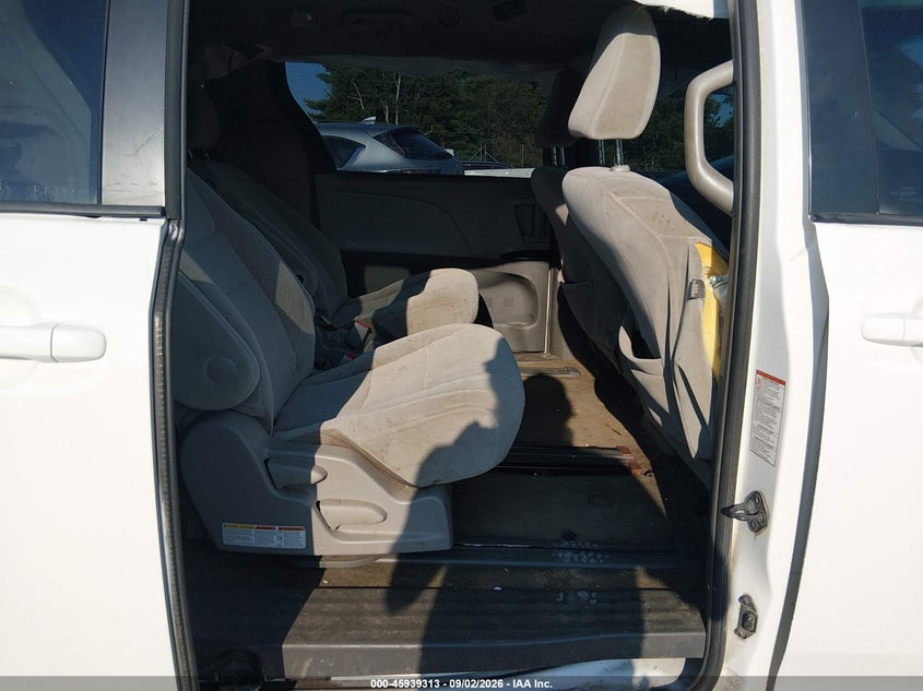 TOYOTA SIENNA - zdjęcie 8