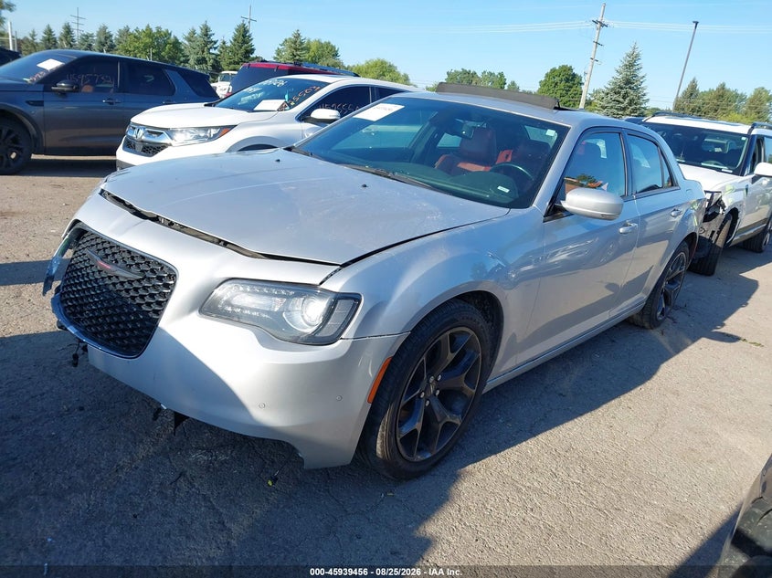 2020 Chrysler 300, Right Front, IAAI, VIN 2C3CCABG3LH230110 — photo 2