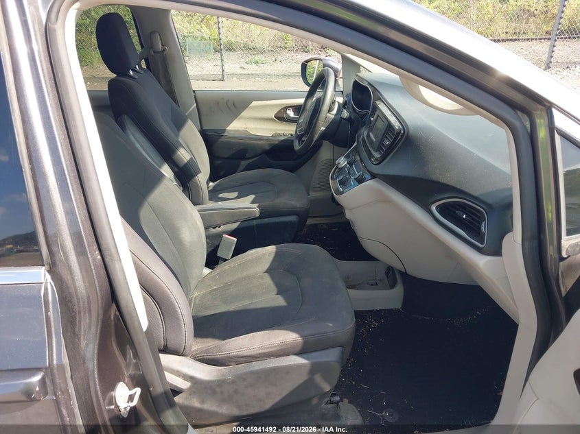2017 CHRYSLER PACIFICA auction photo 5