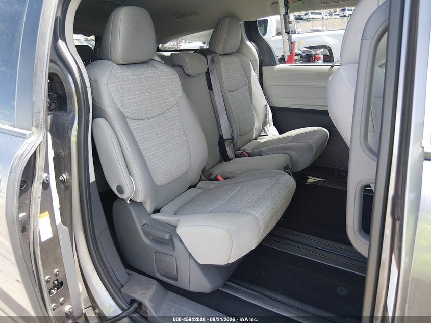 TOYOTA SIENNA - zdjęcie 8