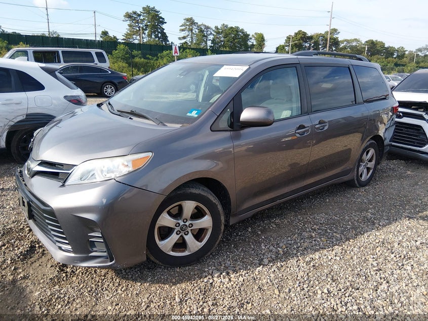 2018 Toyota Sienna, Right Front, IAAI, VIN 5TDKZ3DC8JS905010 — photo 2