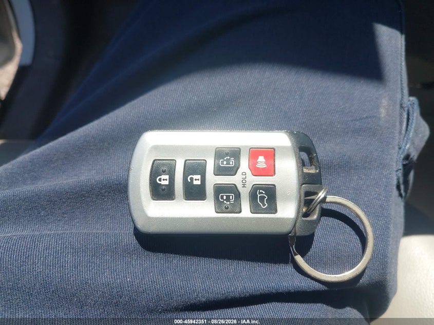 TOYOTA SIENNA - zdjęcie 11
