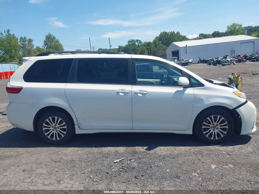 TOYOTA SIENNA - zdjęcie 13