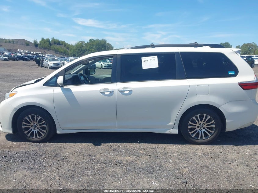TOYOTA SIENNA - zdjęcie 14