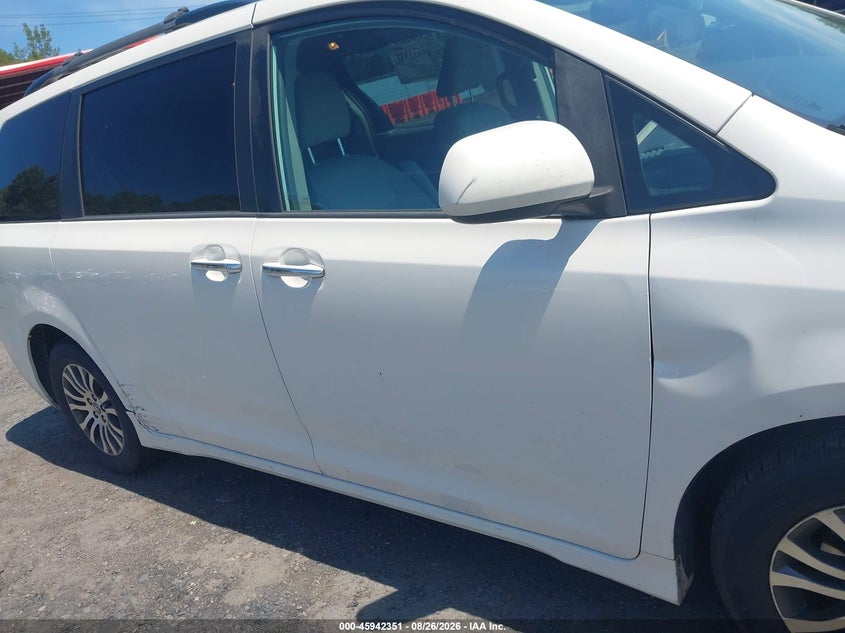TOYOTA SIENNA - zdjęcie 17