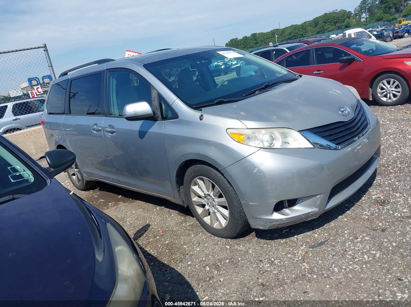 2014 TOYOTA SIENNA auction photo 1