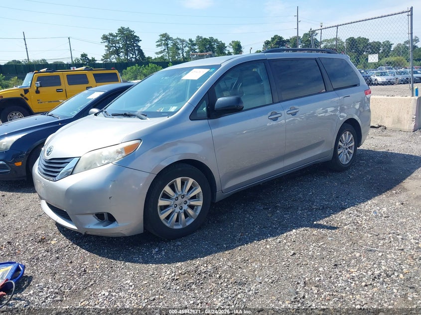 2014 TOYOTA SIENNA auction photo 2