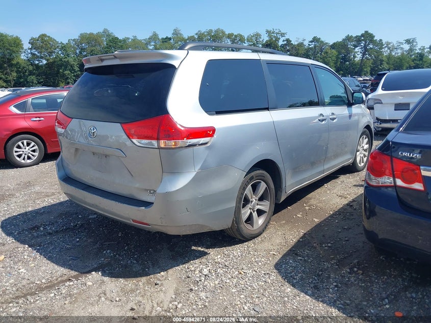 2014 TOYOTA SIENNA auction photo 4