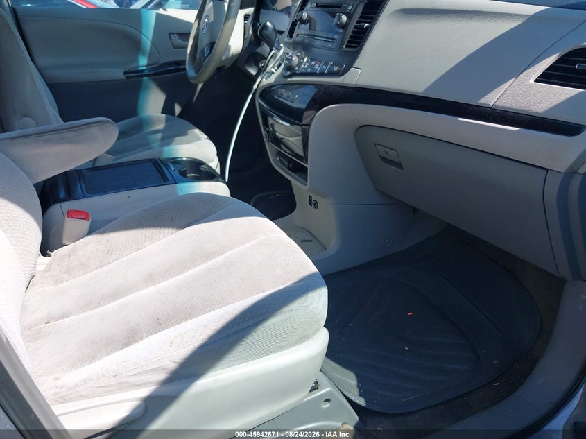 2014 TOYOTA SIENNA auction photo 5