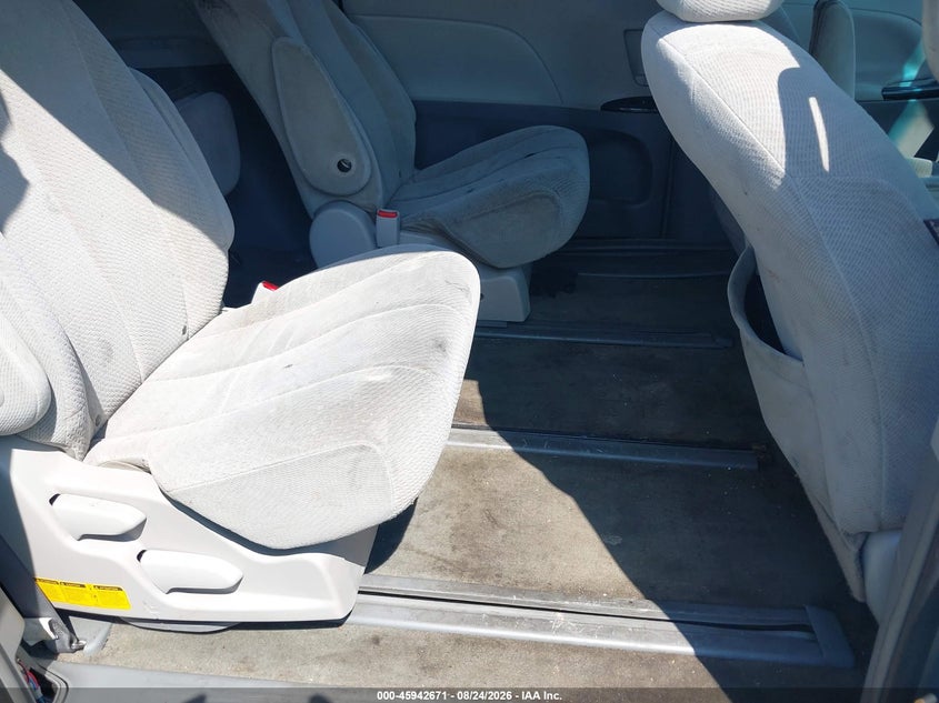 2014 TOYOTA SIENNA auction photo 8