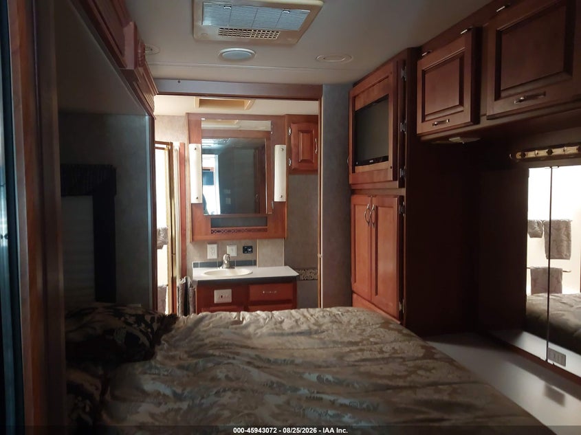 2005 WORKHORSE CUSTOM CHASSIS MOTORHOME CHASSIS auction photo 8