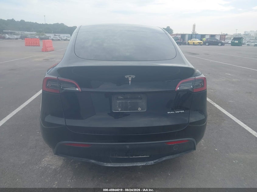 2025 Tesla Model Y (VIN: 7SAYGDEE2SF222637)