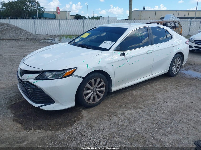 2020 Toyota Camry Le, По кругу, IAAI, VIN 4T1C11AK8LU993613 — фото 2