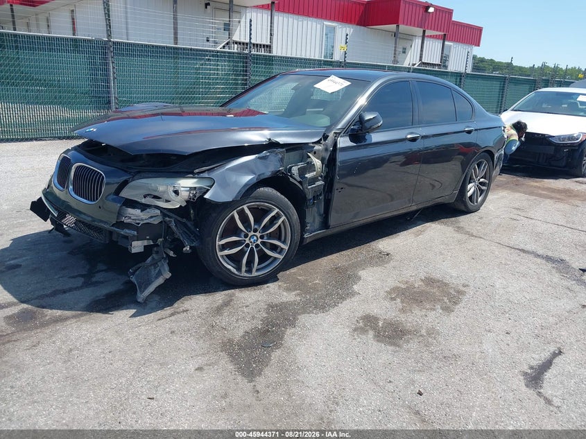 2013 BMW 7er, Front & Rear, IAAI, VIN WBAYA8C58DD227826 — photo 2