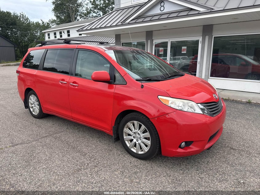 2014 TOYOTA SIENNA auction photo 1