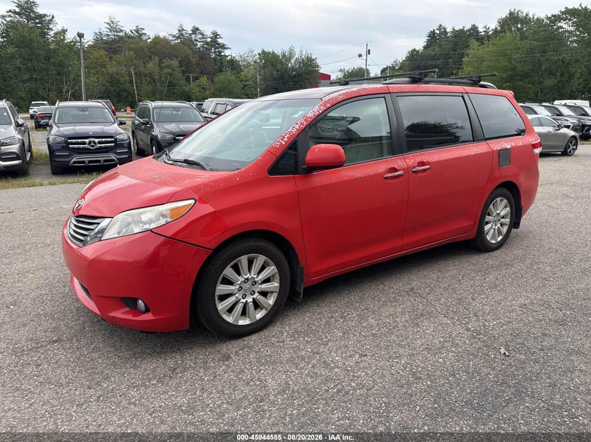 2014 TOYOTA SIENNA auction photo 2