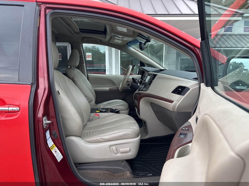 2014 TOYOTA SIENNA auction photo 5