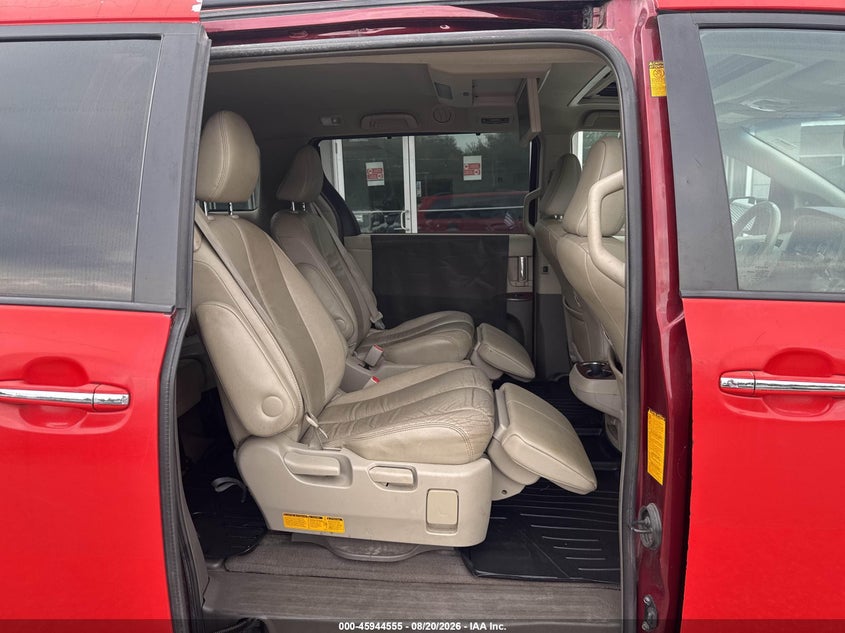 2014 TOYOTA SIENNA auction photo 8