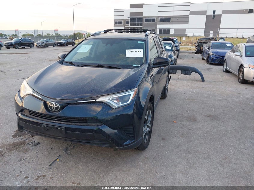 2017 Toyota RAV 4, Удар ззаду, IAAI, VIN JTMBFREV8HJ172055 — фото 2