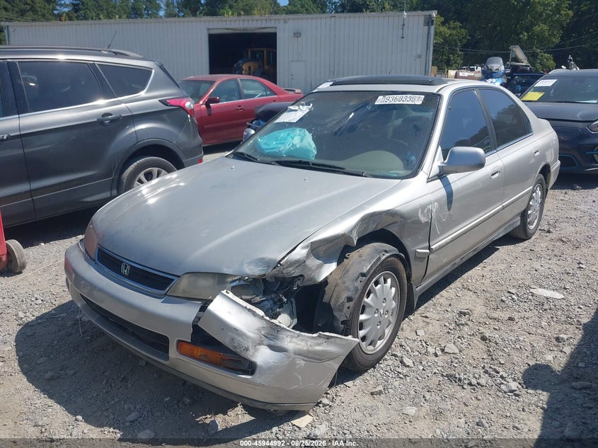 1996 Honda Accord, Left Front, IAAI, VIN 1HGCD5652TA032255 — photo 2
