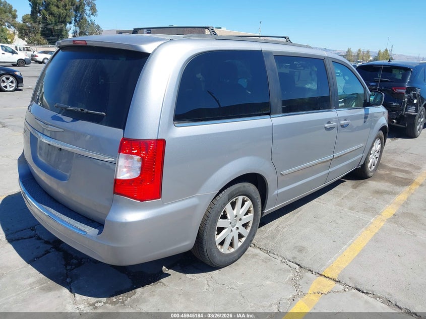 2014 CHRYSLER TOWN & COUNTRY auction photo 4