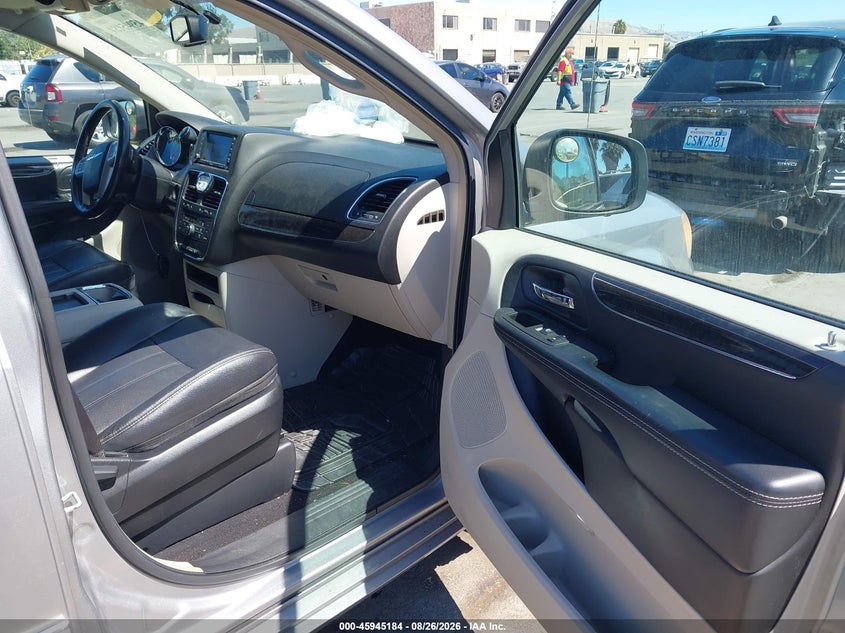 2014 CHRYSLER TOWN & COUNTRY auction photo 5