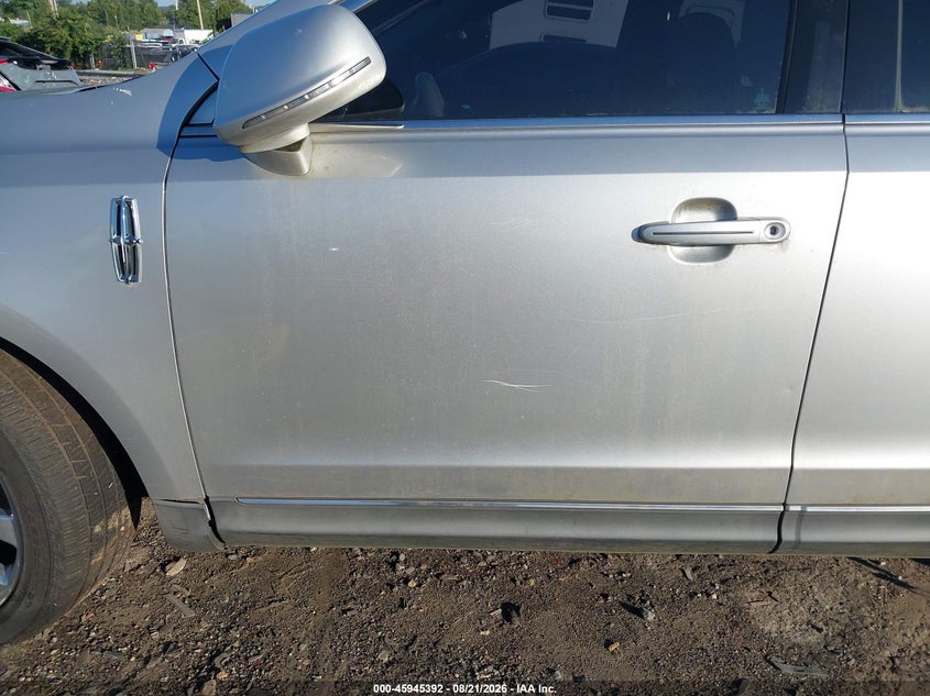 2010 LINCOLN MKT auction photo 6