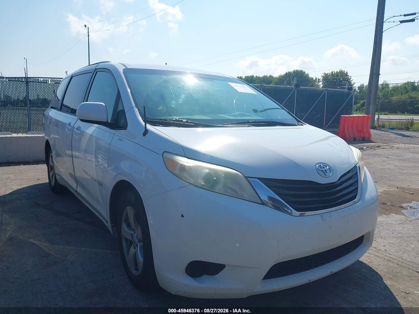2013 TOYOTA SIENNA auction photo 1