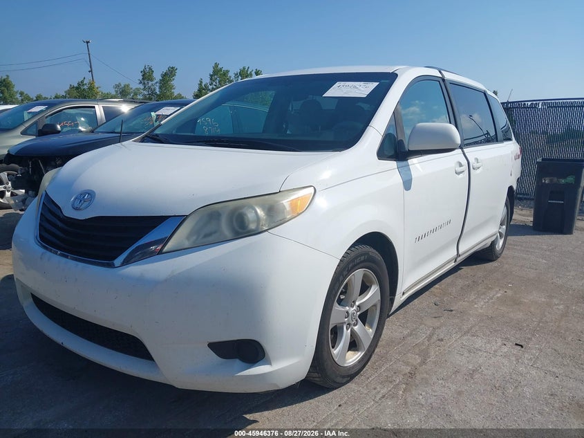 2013 TOYOTA SIENNA auction photo 2