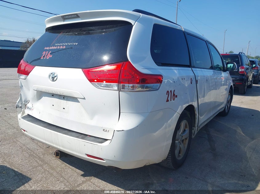 2013 TOYOTA SIENNA auction photo 4