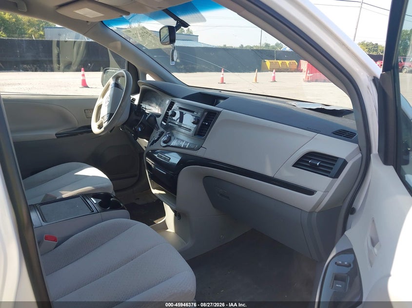 2013 TOYOTA SIENNA auction photo 5