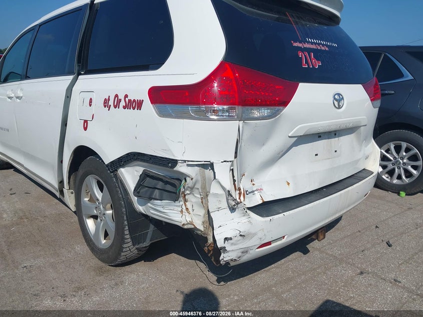 2013 TOYOTA SIENNA auction photo 6