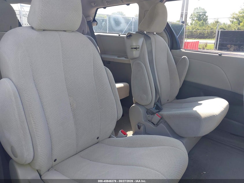 2013 TOYOTA SIENNA auction photo 8