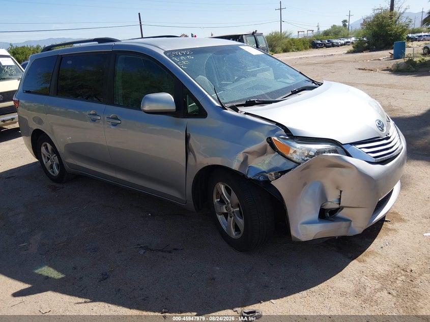 2017 TOYOTA SIENNA auction photo 1