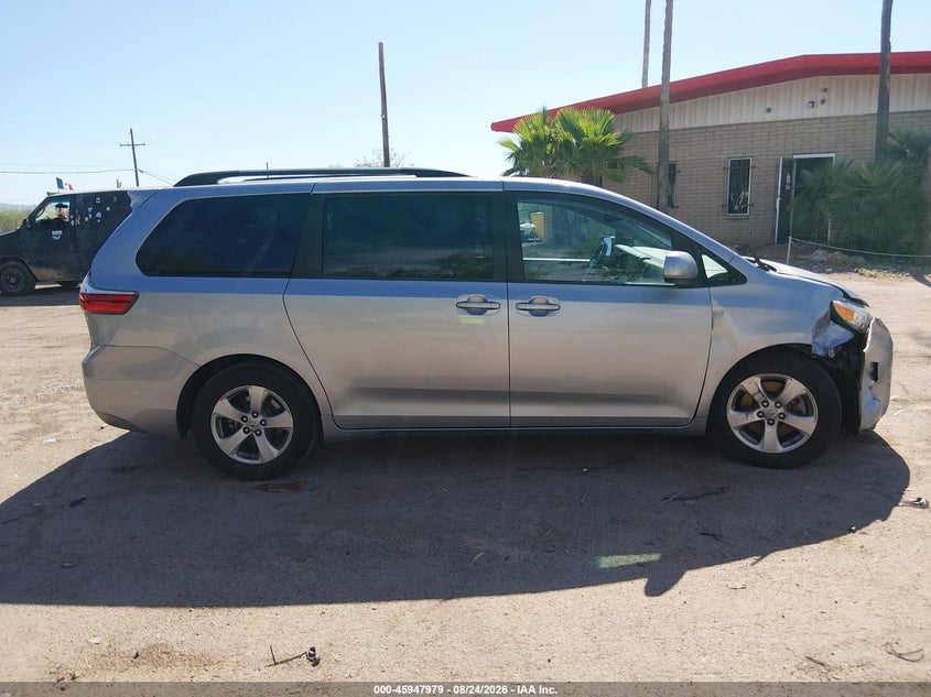 TOYOTA SIENNA - zdjęcie 13