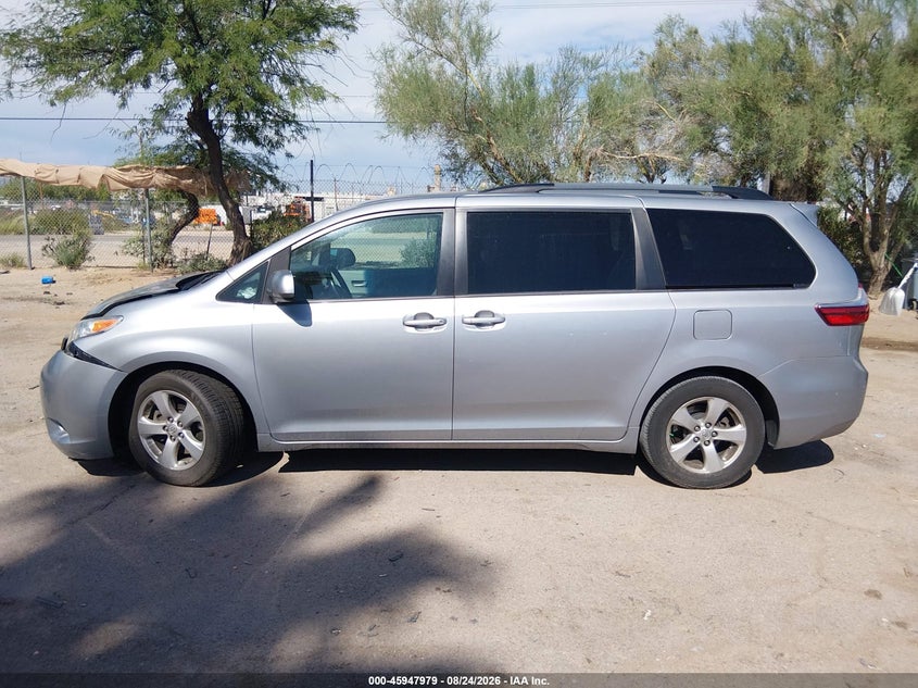 TOYOTA SIENNA - zdjęcie 14