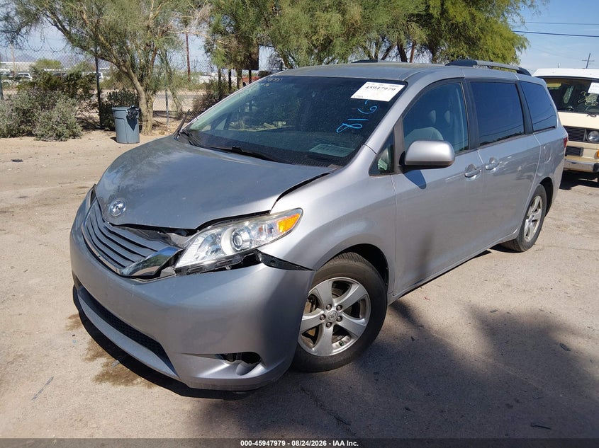2017 TOYOTA SIENNA auction photo 2