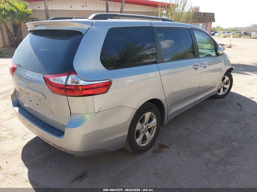 2017 TOYOTA SIENNA auction photo 4