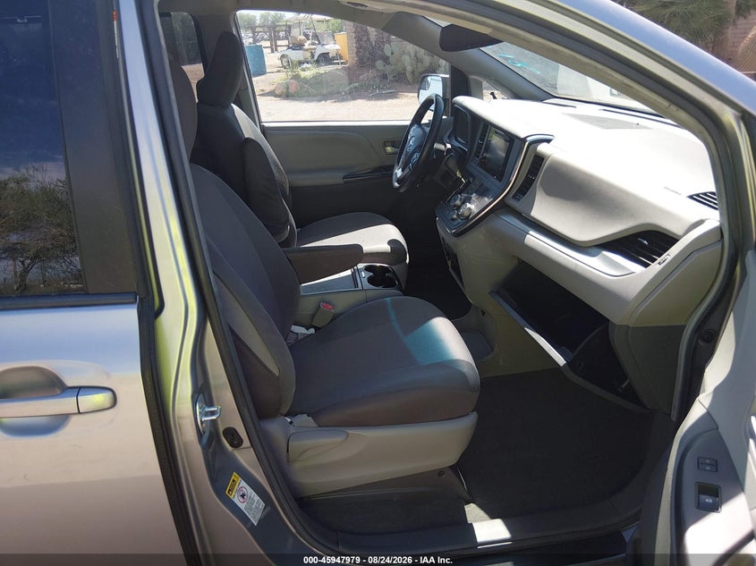 2017 TOYOTA SIENNA auction photo 5
