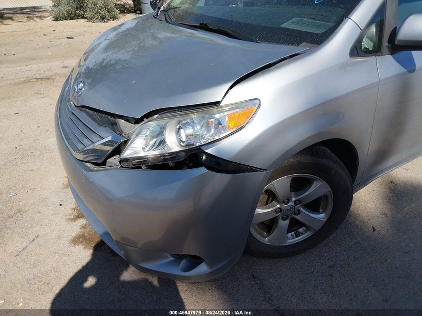 2017 TOYOTA SIENNA auction photo 6