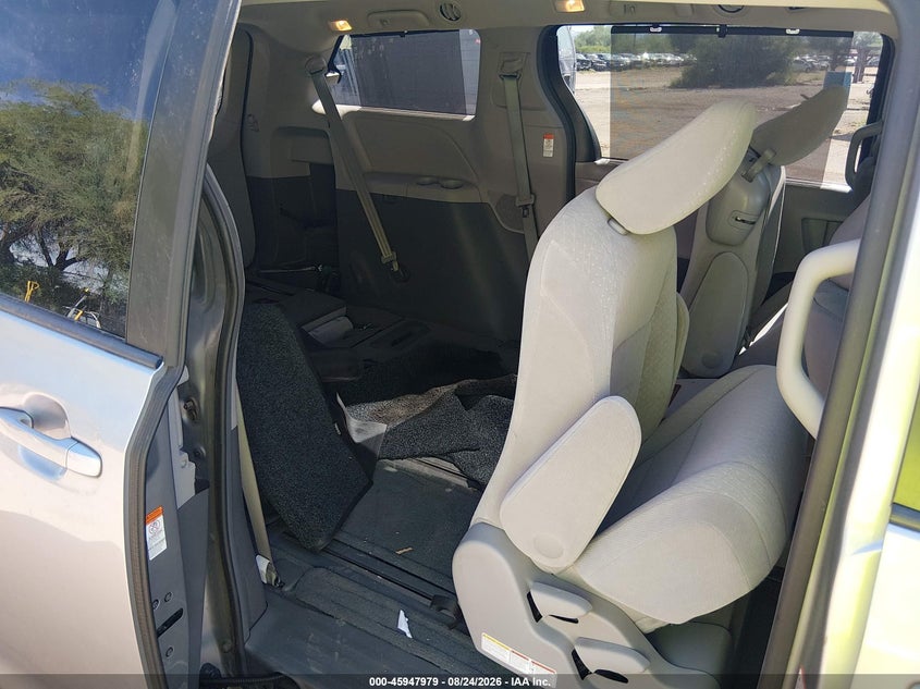 2017 TOYOTA SIENNA auction photo 8