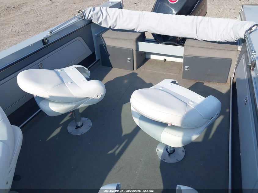 1991 LUND BARON 2100 BOAT AND TRAILER auction photo 8